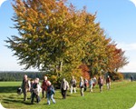 blauer Himmel und bunte Herbstlandschaft - ideale Bedingungen einer erfolgreichen Wanderung -